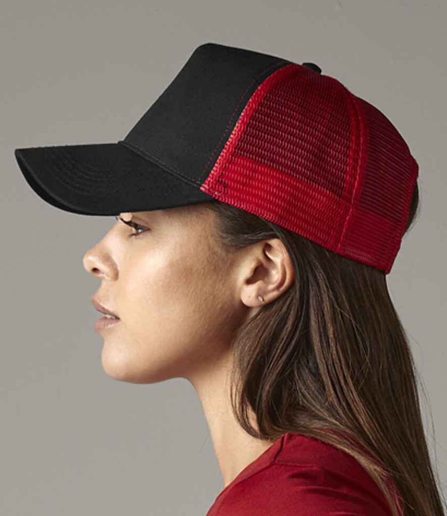 Beechfield BB640 Snapback Trucker Cap in Black/Classic Red